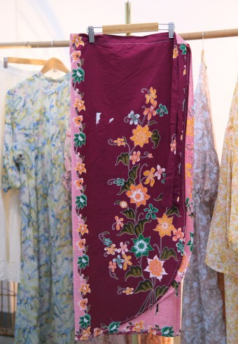 FLORA PAREO BATIK IN CLARET