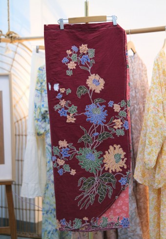 FLORA PAREO BATIK IN DARK RUBY