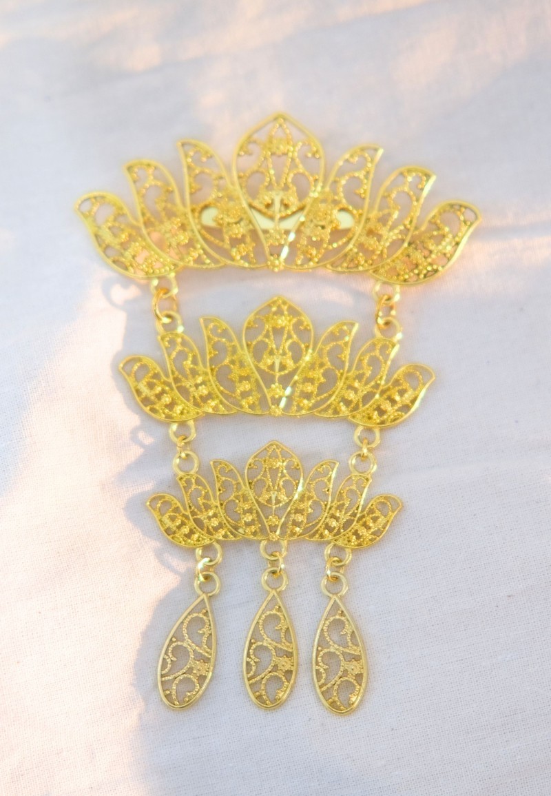 GOLD BROOCH IN FAN