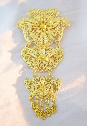 GOLD BROOCH IN FLOWER