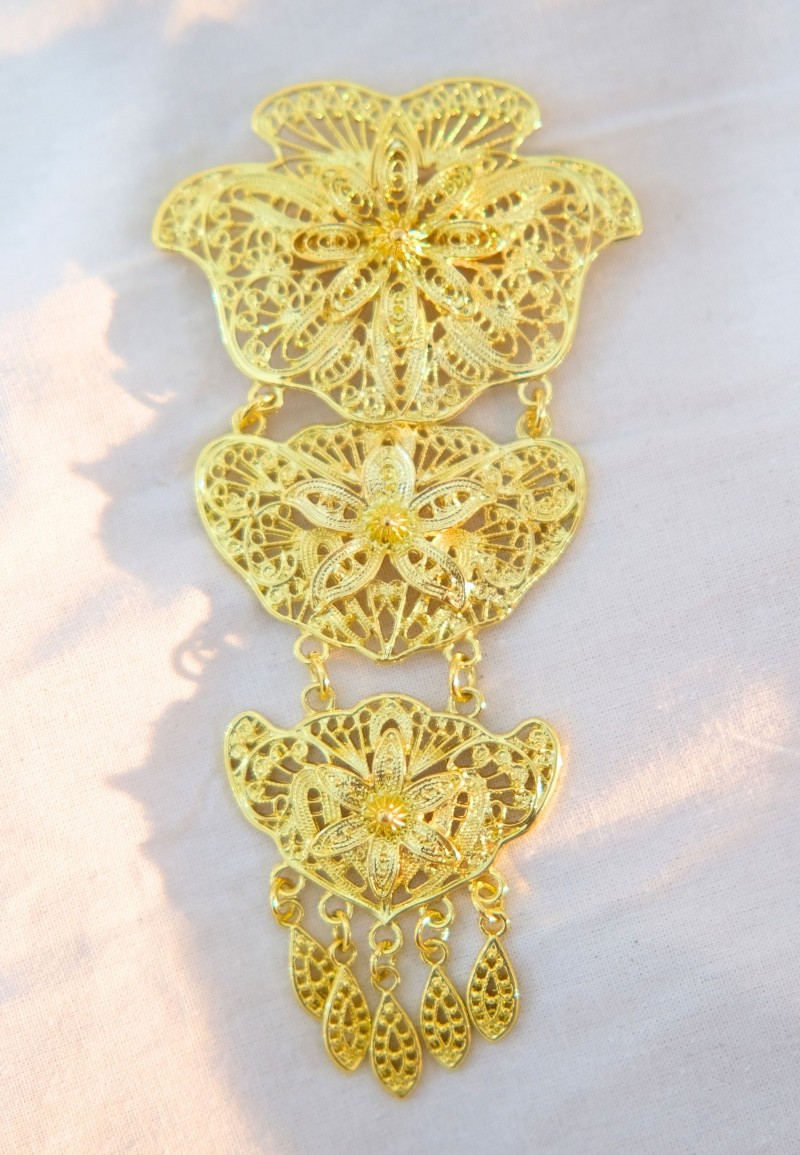GOLD BROOCH IN FLOWER