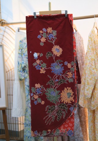 FLORA PAREO BATIK IN GARNET