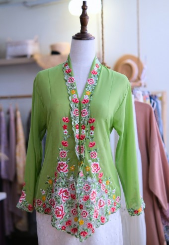 NINA KEBAYA 6.0 BUTTON TOP IN GRASS