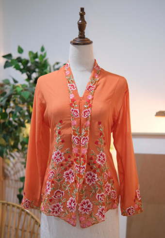 NINA KEBAYA BUTTON TOP 9.0 IN CARROT