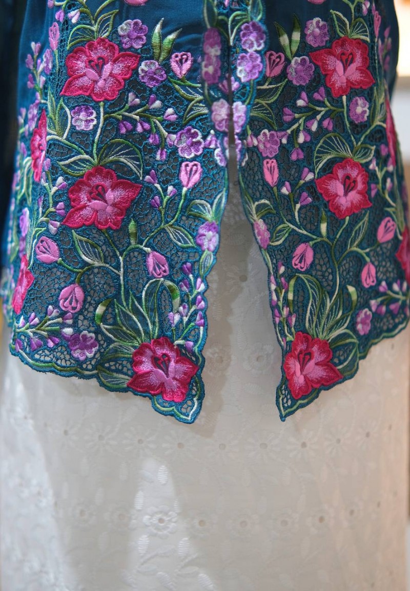 LEIA KEBAYA TOP 9.0 IN  CORN FLOWER