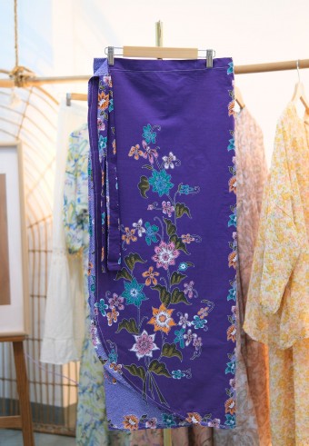 FLORA PAREO BATIK IN INDIGO