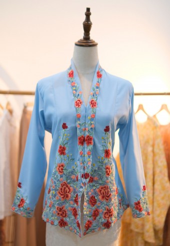 DEIA BUTTON KEBAYA TOP IN BABY BLUE