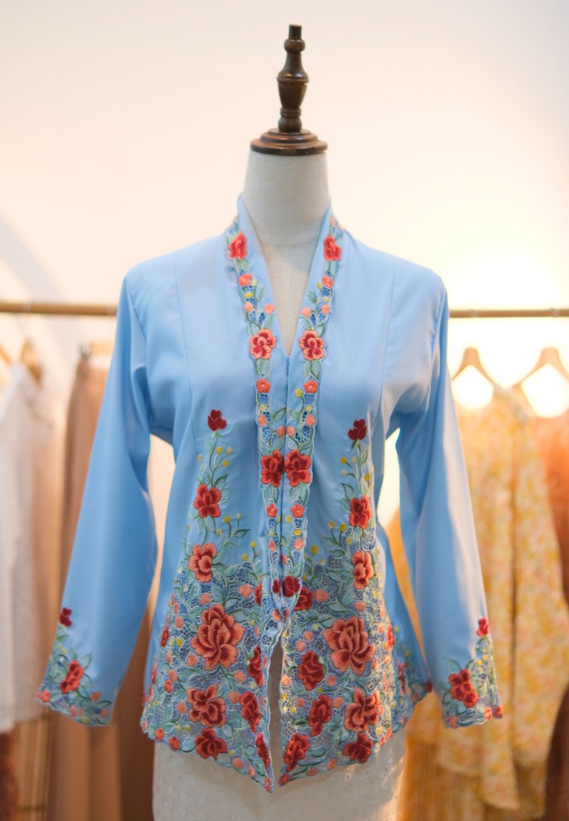 DEIA BUTTON KEBAYA TOP IN BABY BLUE