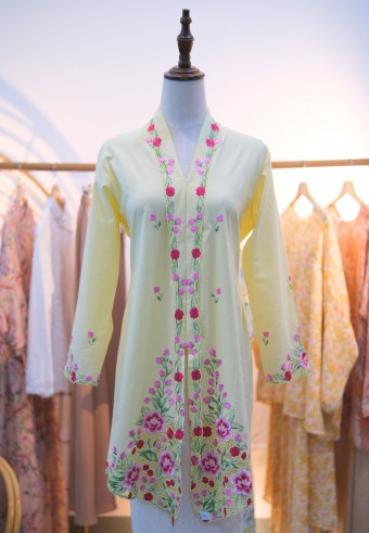 PIA LONG KEBAYA TOP IN BANANA MILK