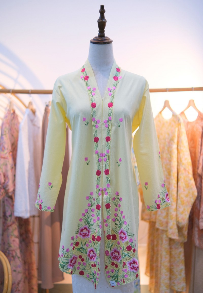 PIA LONG KEBAYA TOP IN BANANA MILK