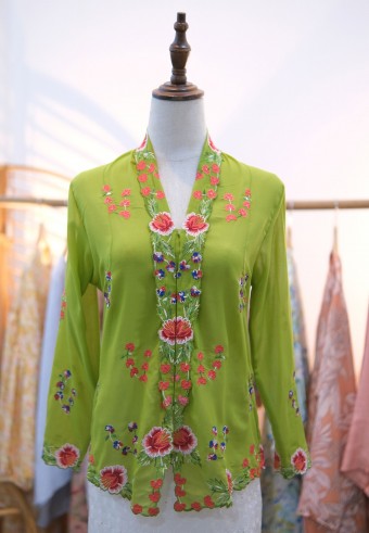 HANA KEBAYA BUTTON TOP 3.0 IN GRASSHOPPER