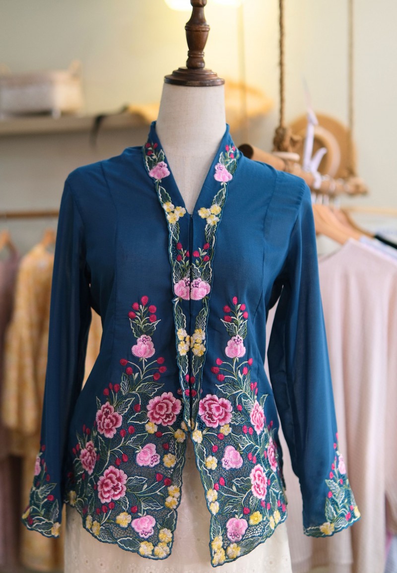 NINA KEBAYA BUTTON TOP 8.0 IN MOONLIT POOL