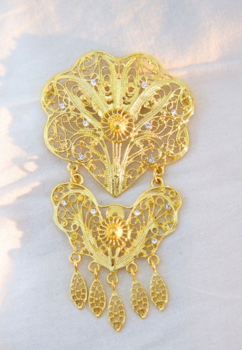 GOLD BROOCH IN OCTAGON