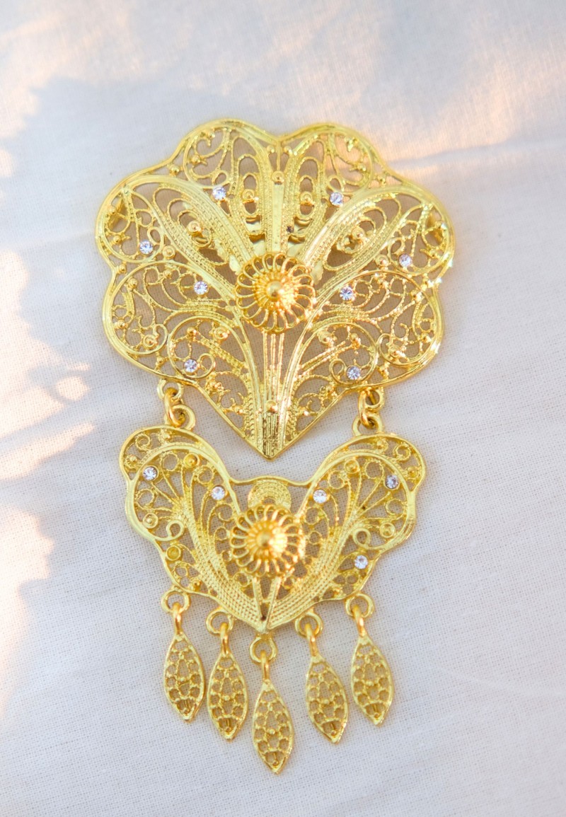 GOLD BROOCH IN OCTAGON