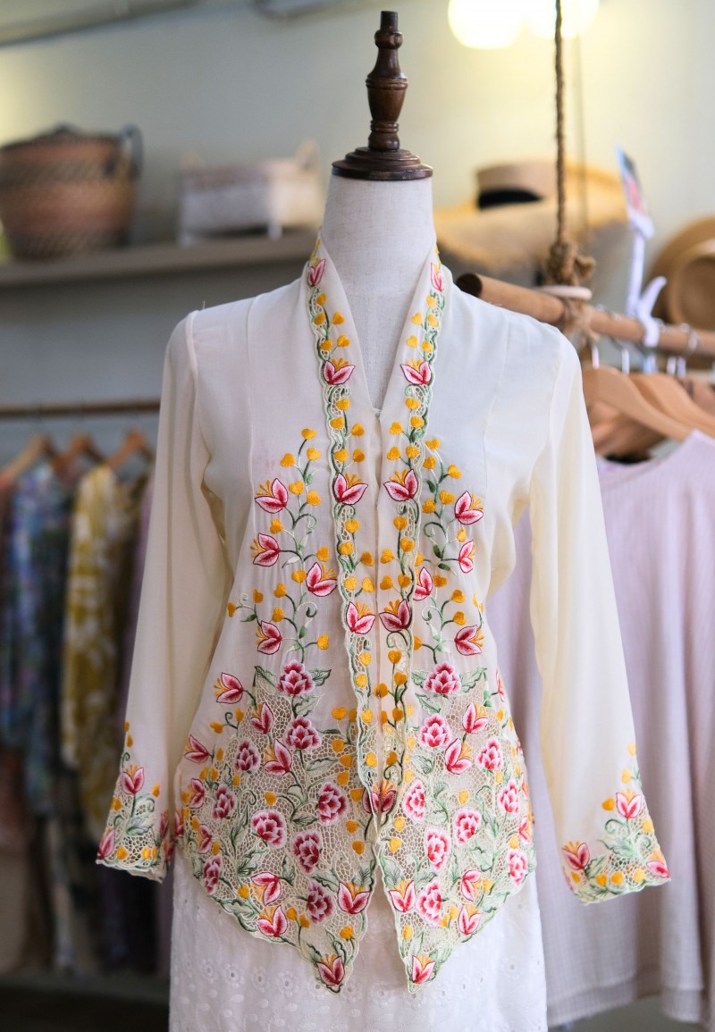 NINA KEBAYA BUTTON TOP 8.0 IN OLD LACE