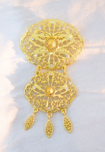 GOLD BROOCH IN OVAL