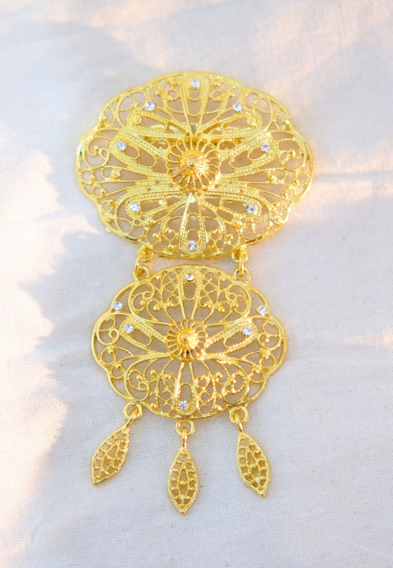 GOLD BROOCH IN OVAL