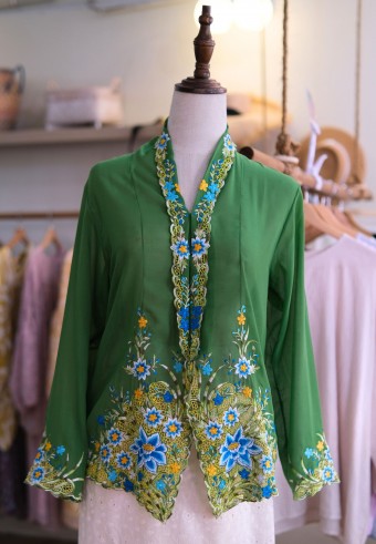 NINA KEBAYA BUTTON TOP 8.0 IN POSY GREEN
