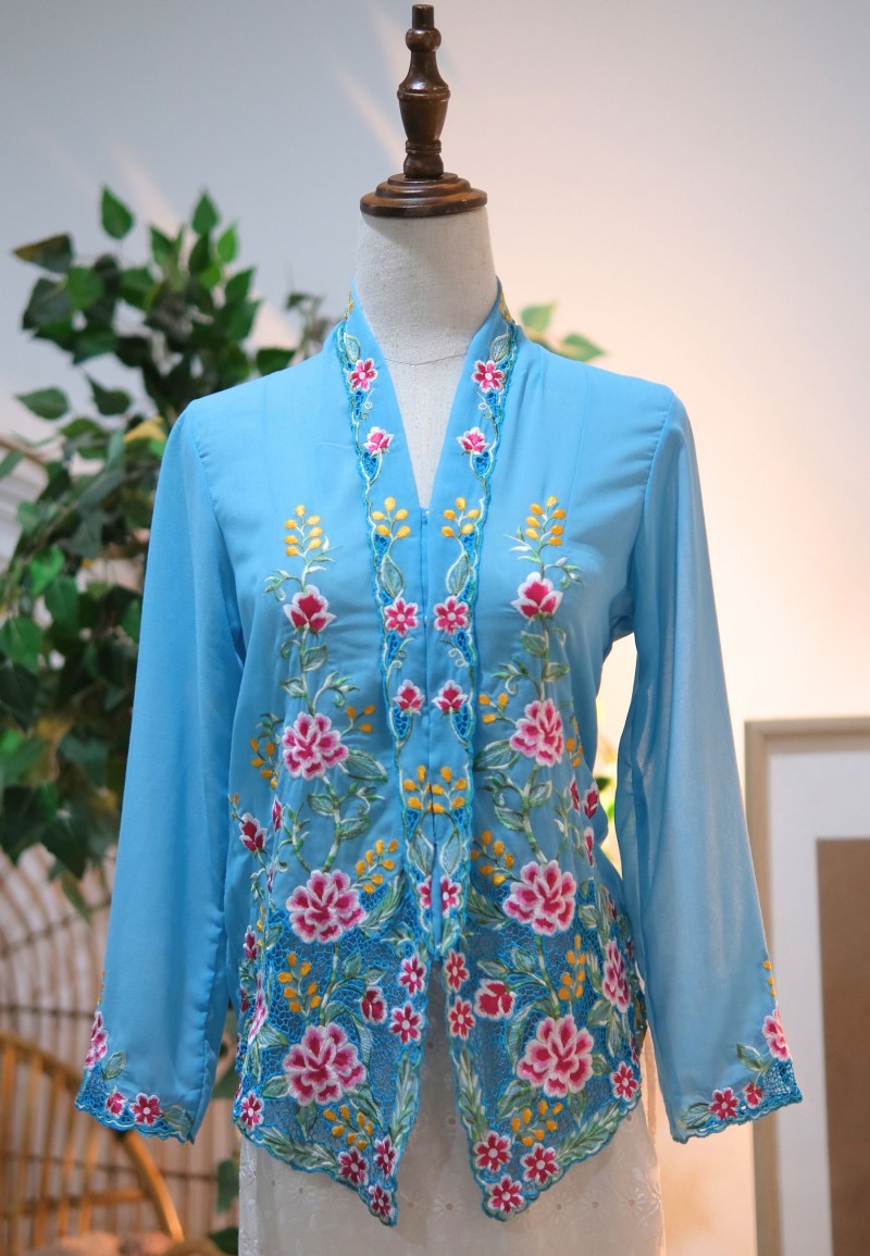 NINA KEBAYA BUTTON TOP 10.0 IN BLUEBELL