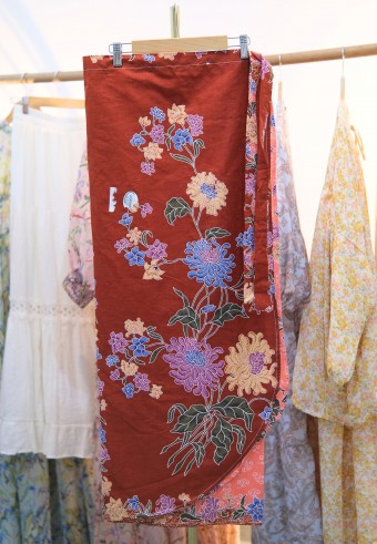 FLORA PAREO BATIK IN SIENNA