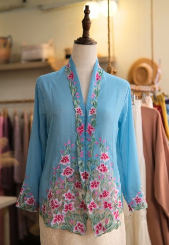 NINA KEBAYA 6.0 BUTTON TOP IN SKY AZURE