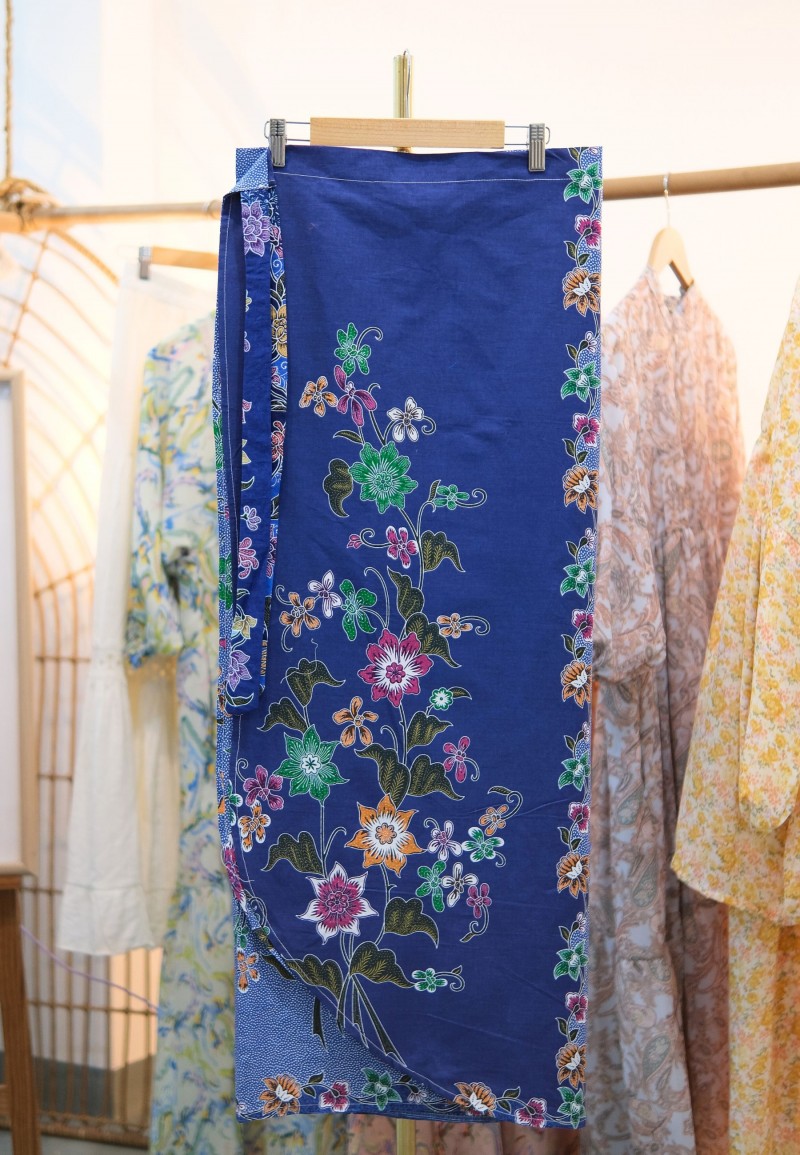 FLORA PAREO BATIK IN SPACE