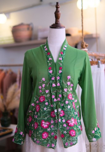 NINA KEBAYA 6.0 BUTTON TOP IN VICTORIAN GARDEN