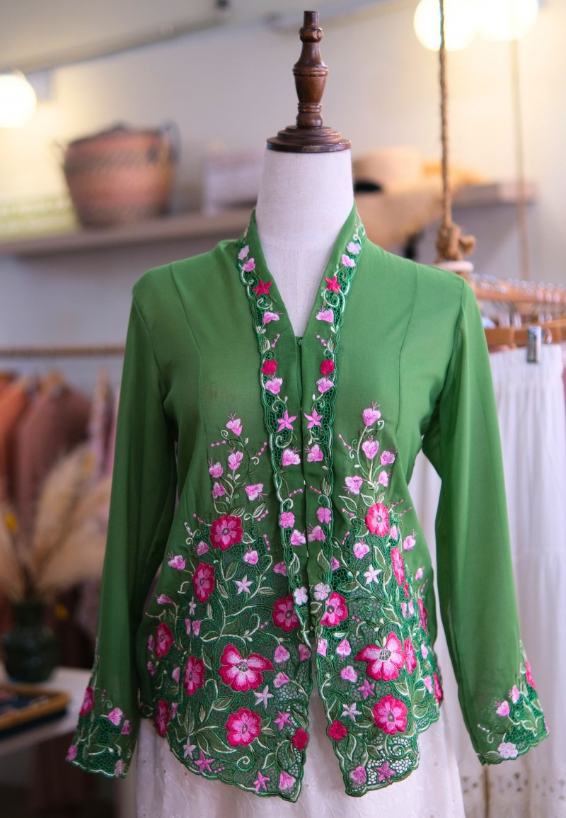 NINA KEBAYA 6.0 BUTTON TOP IN VICTORIAN GARDEN
