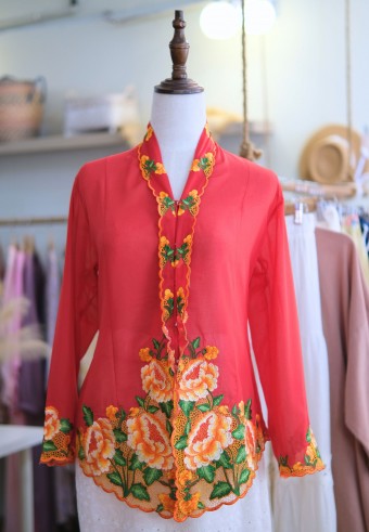 NINA KEBAYA 6.0 BUTTON TOP IN VIVID AUBURN