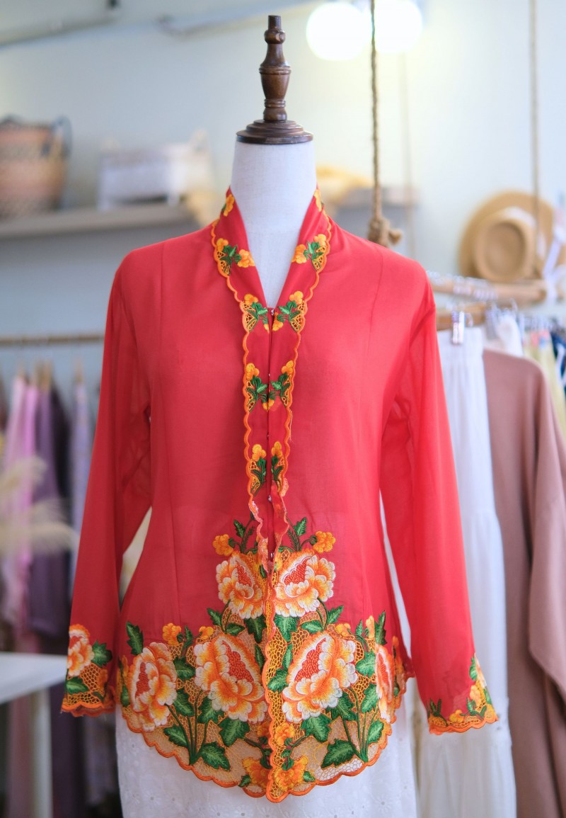 NINA KEBAYA 6.0 BUTTON TOP IN VIVID AUBURN