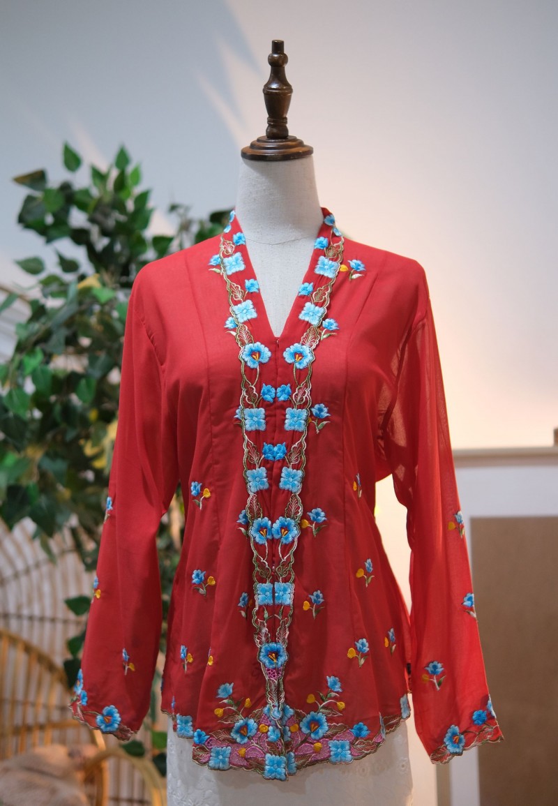 HANA KEBAYA BUTTON  TOP 2.0 IN BRIGHT RED