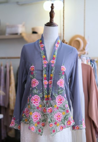 NINA KEBAYA 6.0 BUTTON TOP IN GREY WILLOW