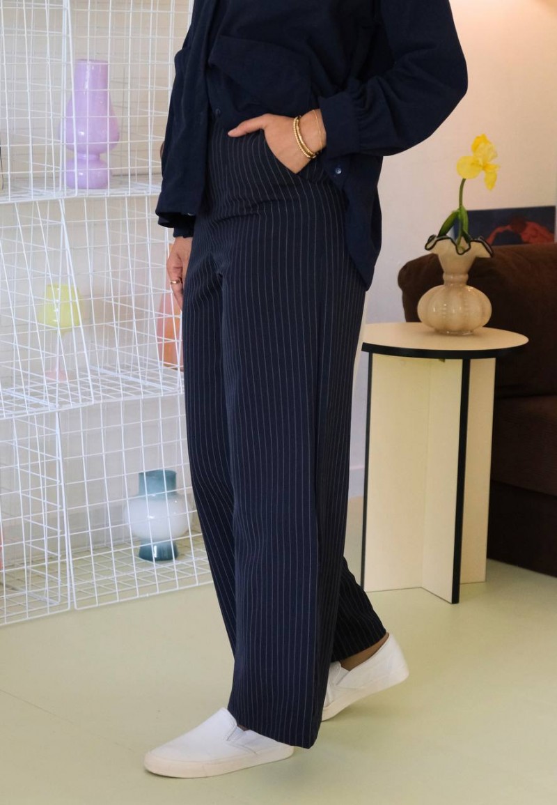STRIPE PANTS IN DARK BLUE